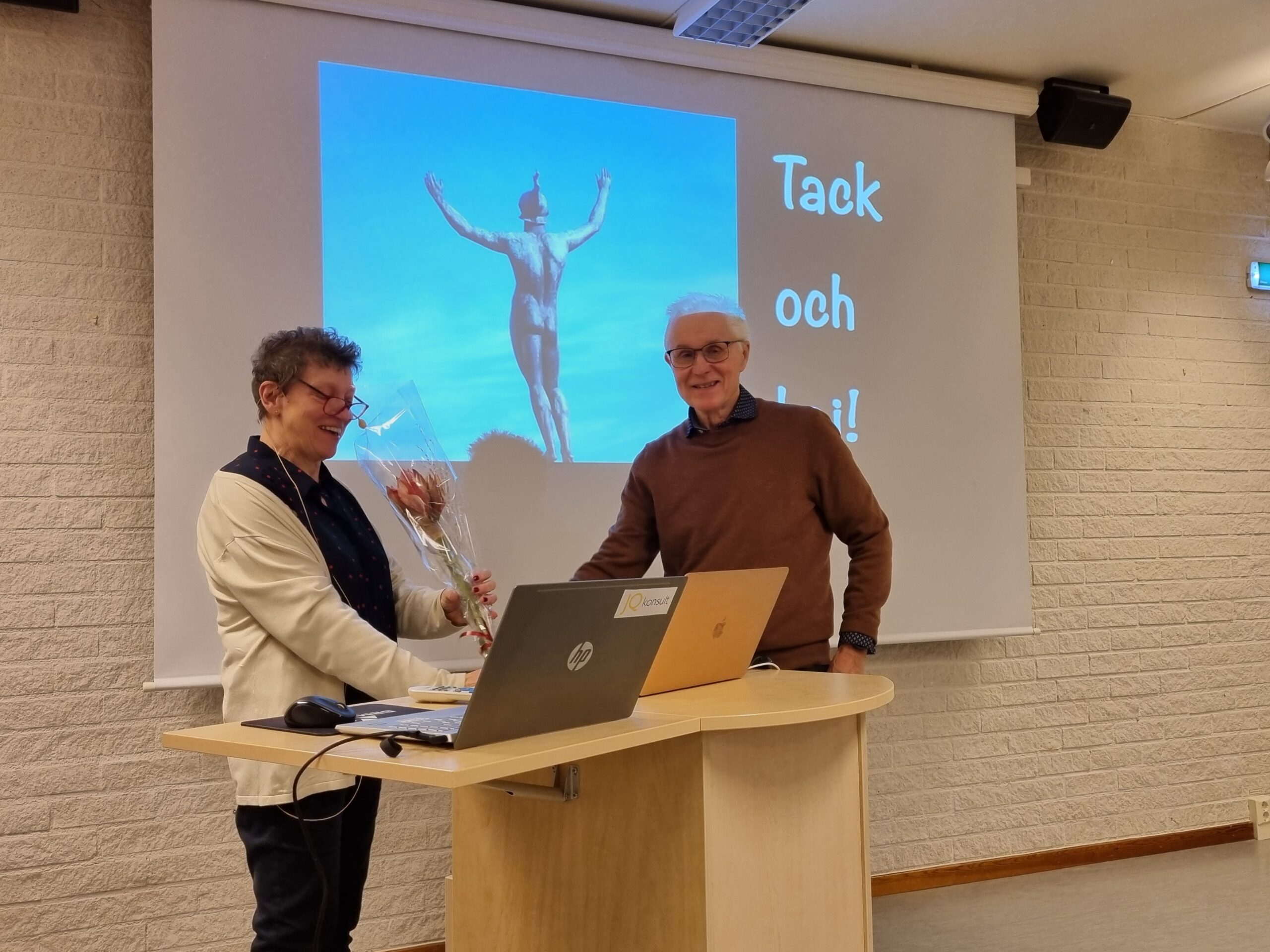 Ordförande, Jan Qvarnström, tackar Eva-Karin Gyllenberg efter föredrag.